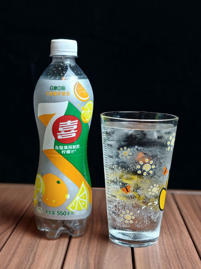 这个无糖七喜虽然跟正常有糖七喜不太像，但居然像极了有糖雪碧！