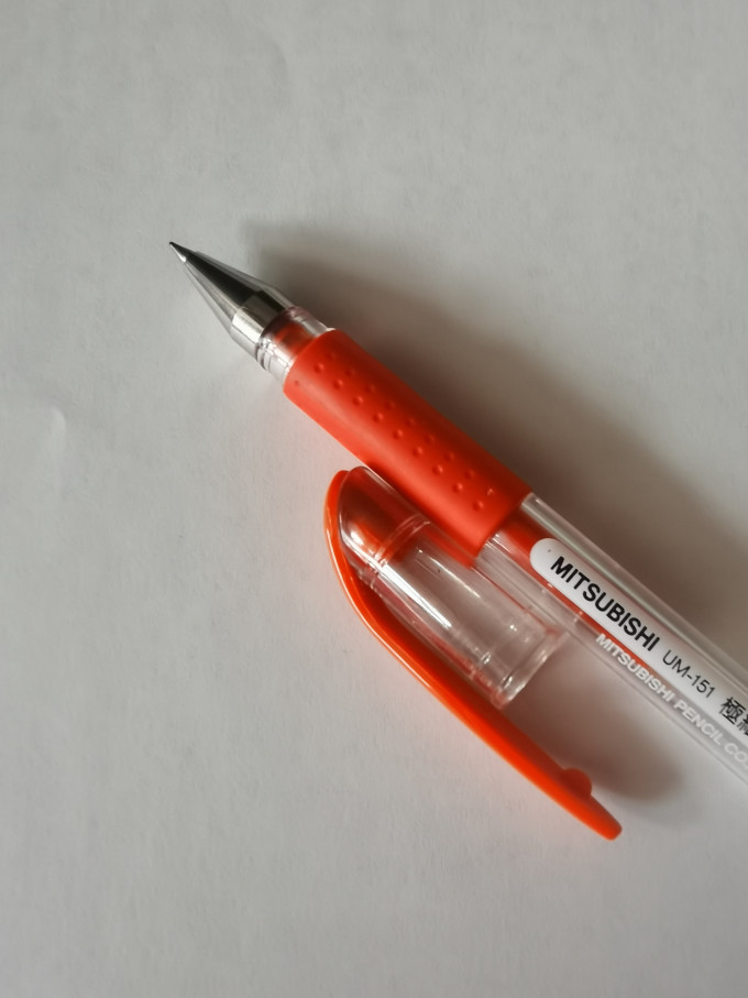 扒拉出一支三菱unium151财务中性笔