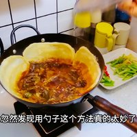 母女二人午餐：铁锅炒鸡抹锅饼总是吃不够，秋冬天这样吃也舒服了