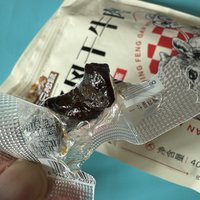 三只松鼠风干牛肉400克净含量,售价65元钱，价格还算是比较合适的吧