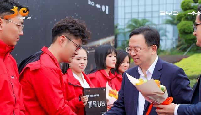 梦想照进现实，王传福为幸运锦鲤兑奖90台新车！