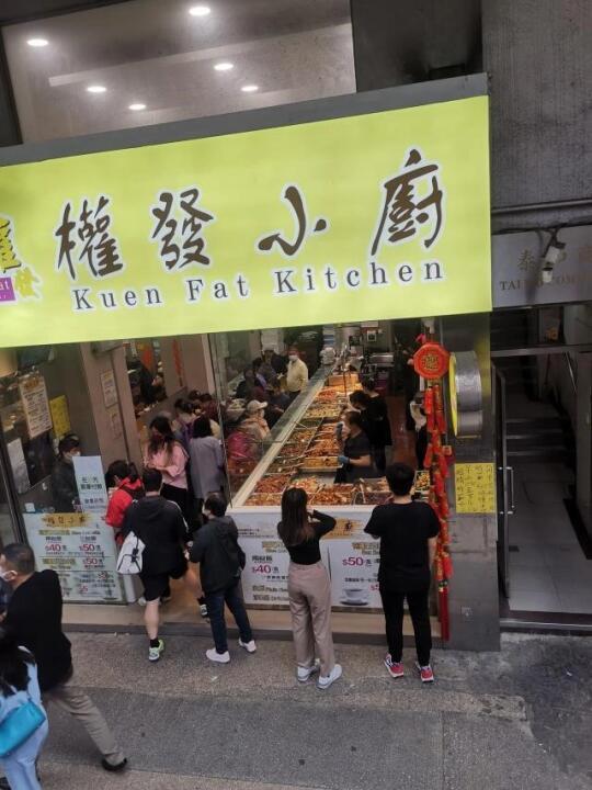 香港街头美食指南：地道鱼肉烧卖与经济实惠三𩠌饭