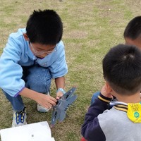 孩子刚上小学，却对家长说没有人和他说话、没人找他玩，我该如何开导他？