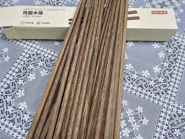 京东京造的鸡翅木筷子还是非常不错的呢
