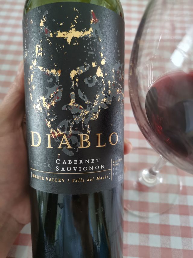 喝着还不错的红魔鬼黑魔神