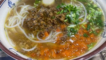 晚上九点去消费一碗三毛九买的米线 