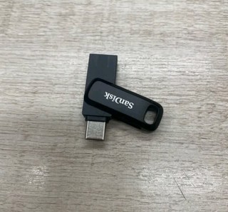 这款闪迪手机U盘拥有128GB大容量，Type-C与USB3.2双接口设计