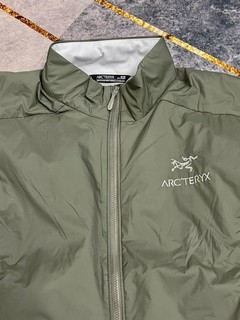 始祖鸟 Atom LT Jacket 幽雾绿：我的户外穿搭新宠