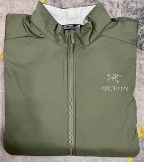 始祖鸟 Atom LT Jacket 幽雾绿：我的户外穿搭新宠