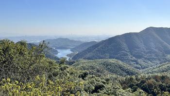 难得的好天气，和同学一起爬个山 