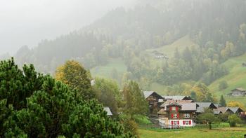 四季皆宜的瑞士，雨中游览阿尔卑斯山脉风景