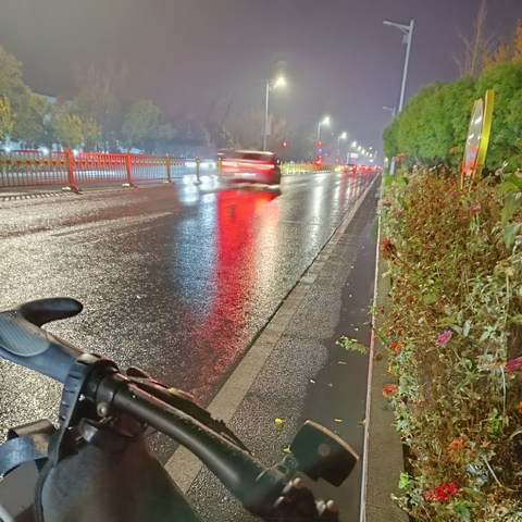 下着小雨，在冬季，穿着冲锋衣去骑车，解锁冬季骑行新乐趣！