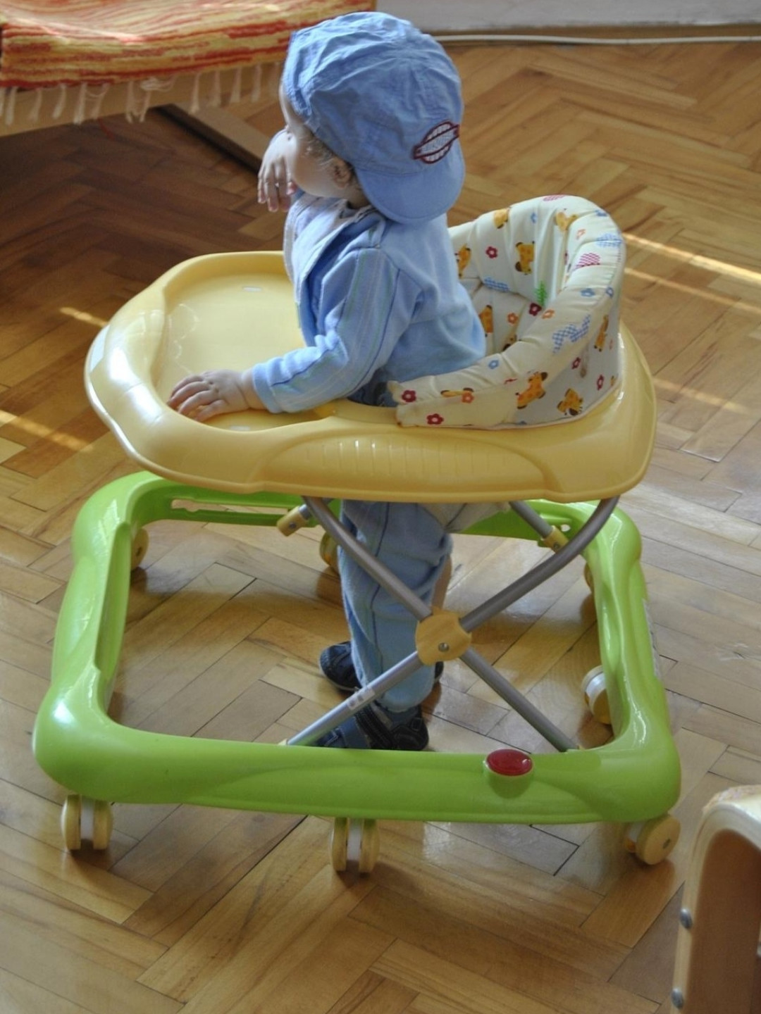 宝宝马上要学走路了,学步车到底要不要买?