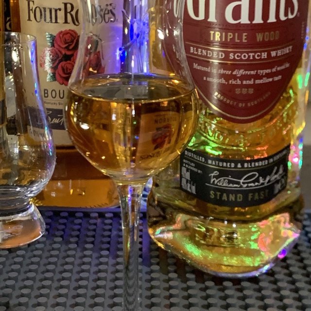 威士忌酒杯：郁金香杯