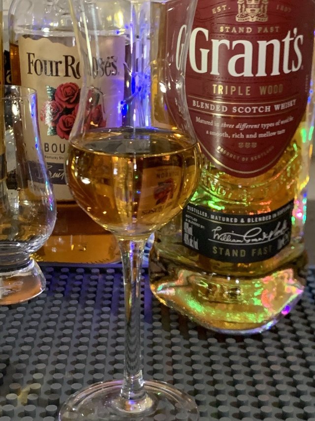 威士忌酒杯：郁金香杯