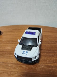 又给娃买车了，这次是皮卡警车