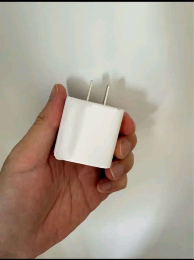 苹果原装 20w 快充头,小身材大能量