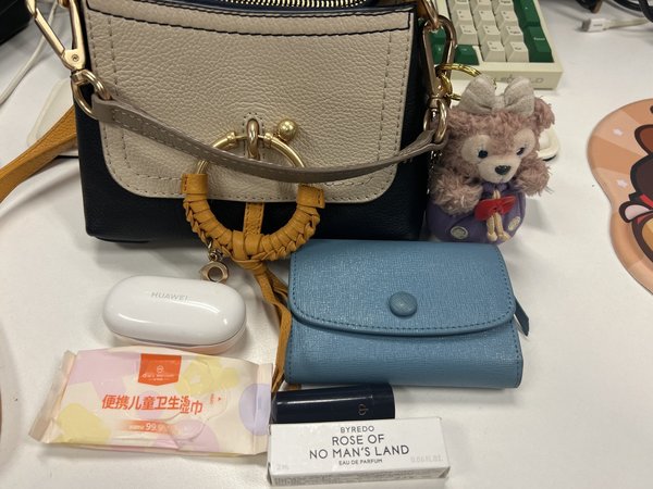 其实到了冬天，包包是个没啥必要的存在