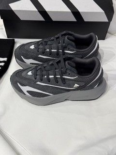 Adidas “变形记”LIGHTBLAZE流光跑鞋