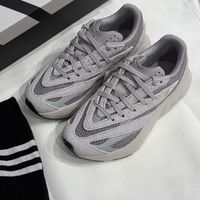 Adidas “变形记”LIGHTBLAZE流光跑鞋