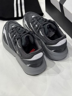 Adidas “变形记”LIGHTBLAZE流光跑鞋