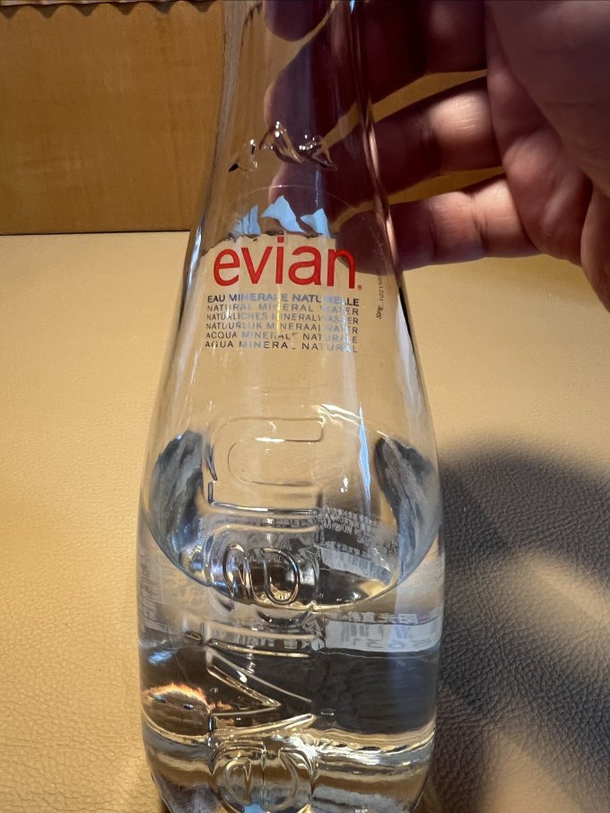 喝矿泉水我喜欢喝玻璃瓶的这个是不是爱好