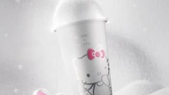 喜茶 × Hello Kitty 联名推出“不老莓养眼杯”，12月20日开启银粉圣诞季