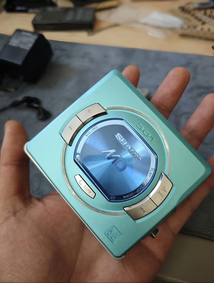 2024-12-17 16:04:29这是一台夏普的md机,型号md-ss301,当年的厚机