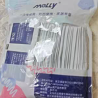 "Melly眼镜清洁湿巾"似乎是一种专门用于清洁眼镜的湿巾产品