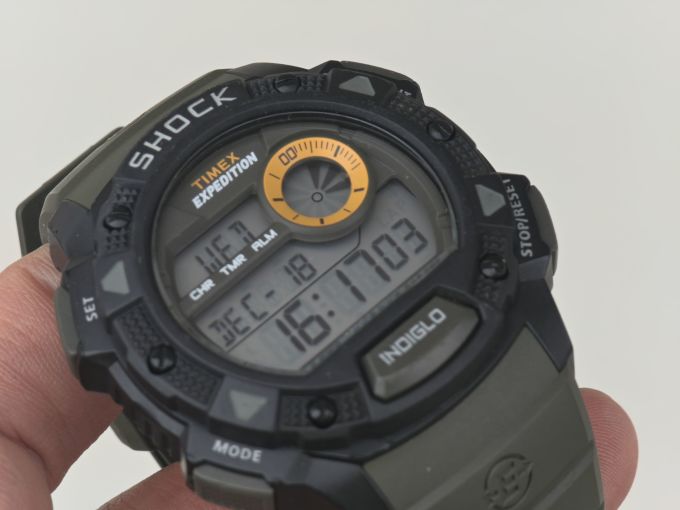 的户外系列,timex expedition,具备100米防水,以及特有的indiglo背光