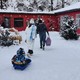 谁发明的雪地遛娃神器，带娃玩雪两不误，娃开心，大人省力。