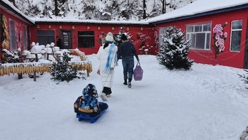 谁发明的雪地遛娃神器，带娃玩雪两不误，娃开心，大人省力。