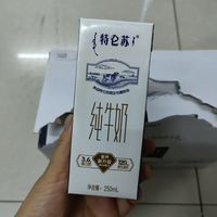 全家人都喜欢喝特仑苏纯牛奶