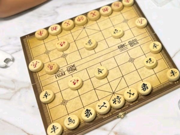 可能现在很多人都不会下象棋了，为了陪老丈人解闷，现在学习下象棋