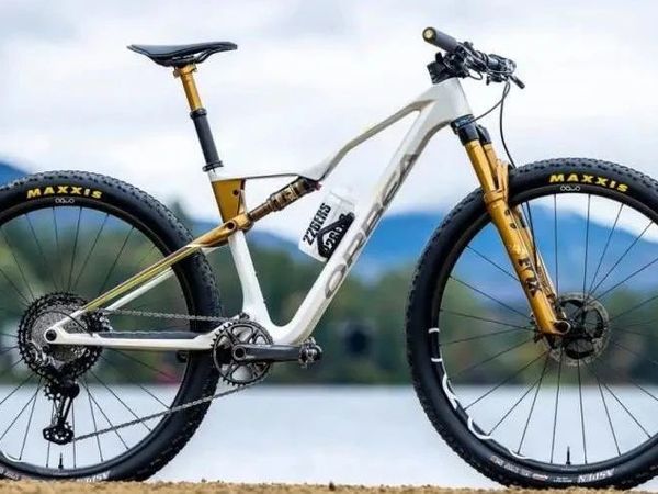 U23世界冠军的金彩虹Orbea Oiz 2025