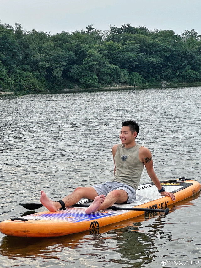 成都周边｜在湖中央“野”一下🚣🏽♂️在成都周末去哪儿比较好！？自驾🚗1h到达温江鲁家滩生态公园，在湖中央“野”一下。阴雨了好几天，终于等到周末放晴，和朋友们自驾到这里露营⛺️发呆，玩游戏🃏发现这里真的