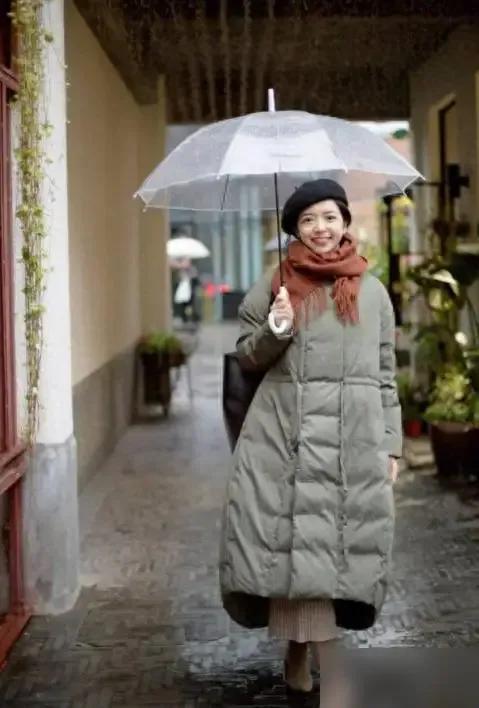 三木妈妈亲身示范：穿羽绒服时，头戴帽、系围巾，保暖洋气又减龄