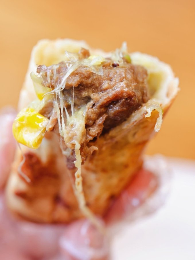 冬天早餐这个烤芝士牛肉卷,一口爆汁,太香了!