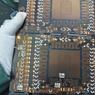 网传丨疑似 NVIDIA RTX 5090 的 PCB 曝光，16颗显存，硕大核心，单16Pin供电