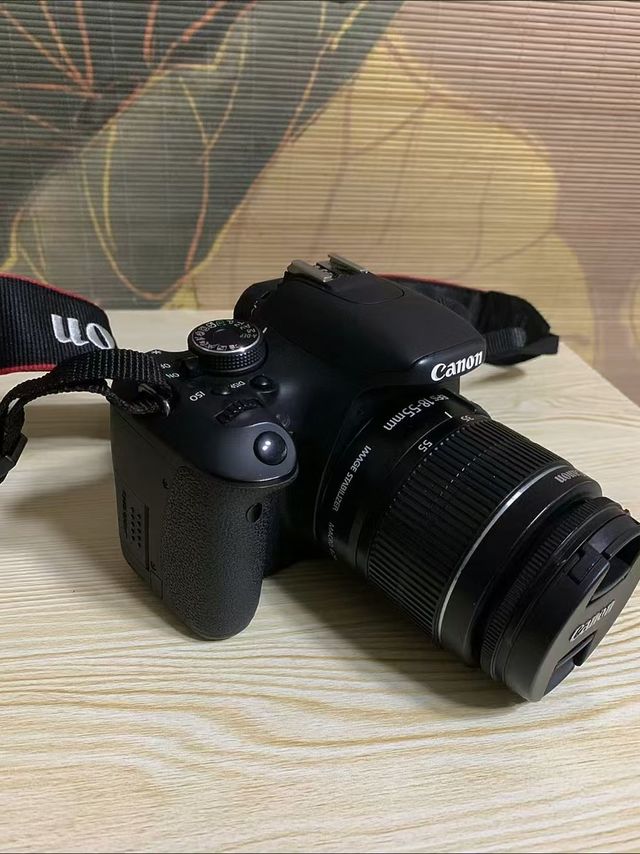 对于摄影小白来说，Canon/佳能 EOS 600D 套机无疑是绝佳选择。