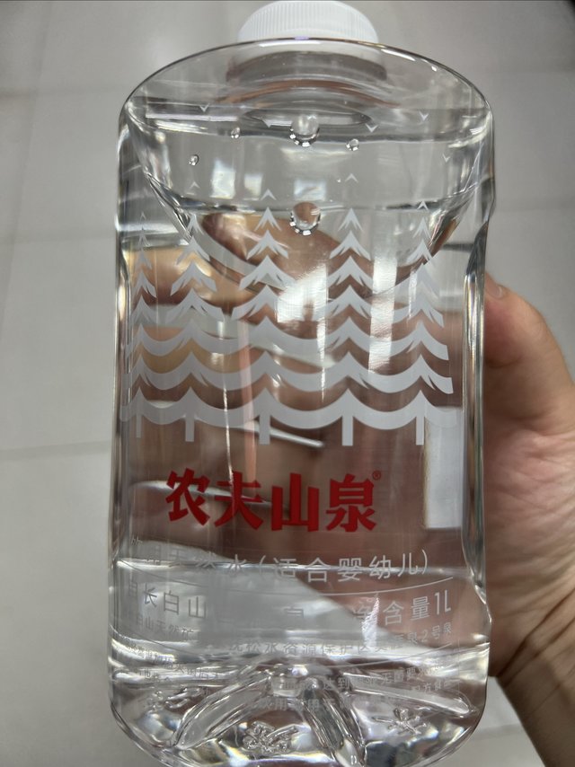 农夫山泉的婴幼儿饮用天然水，每年都要买很多