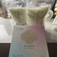 给孩子喝第一口新鲜的母乳