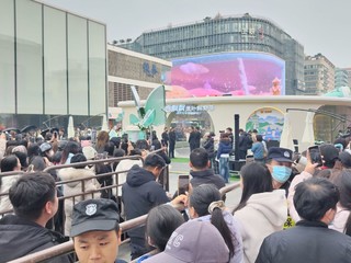 地球首座快闪店，空气中弥漫古韵新香味道，品味双重之妙，明星闪耀，现场手作奶茶就要香飘飘。    