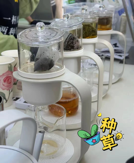 地球首座快闪店，空气中弥漫古韵新香味道，品味双重之妙，明星闪耀，现场手作奶茶就要香飘飘。    