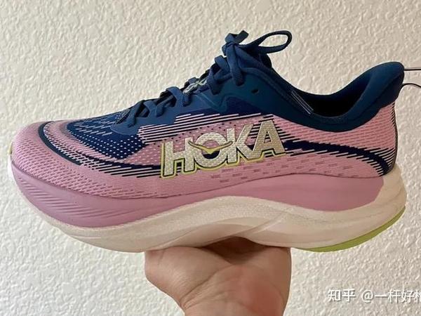 两双HOKA ONE ONE顶级缓震跑鞋