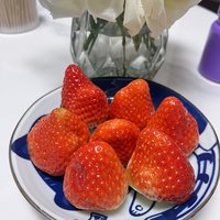 今天吃大大的草莓🍓