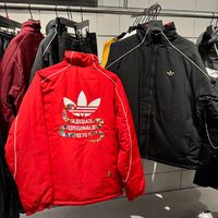 Adidas蛇年限定外套：新春双面潮搭，文化酷感来袭