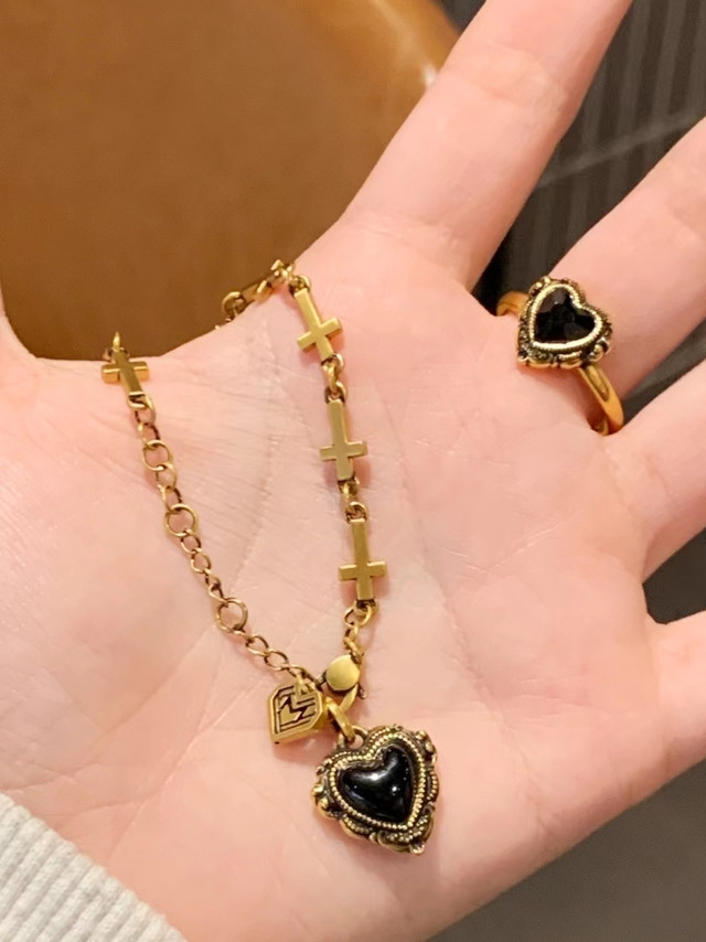 又当了一年牛马，买点黄金饰品