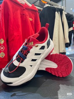 Adidas“小千层”新年款：孩子新年的绝佳选择