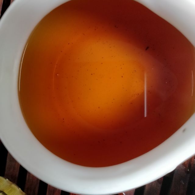 云南滇红龙珠晒红紧压茶，自饮佳品，快来品尝！